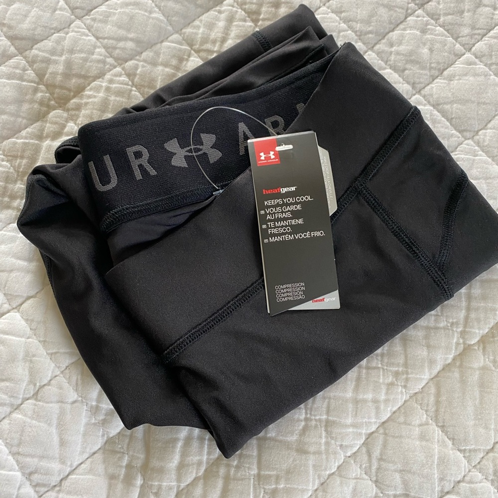 (NWT) Under armor Compressjon Capri - black